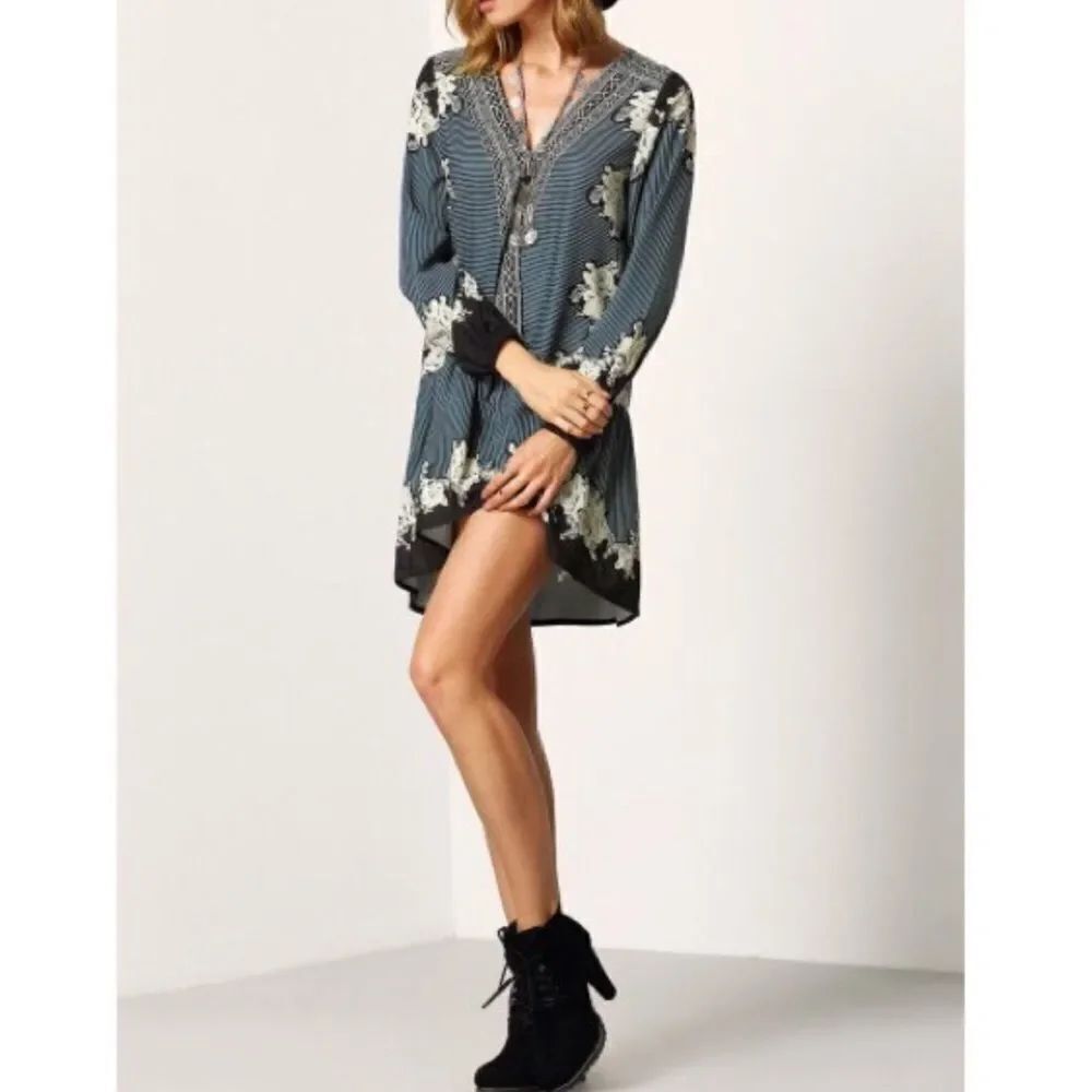 ✨HP✨Multicolor V Neck Vintage Print Dress✨